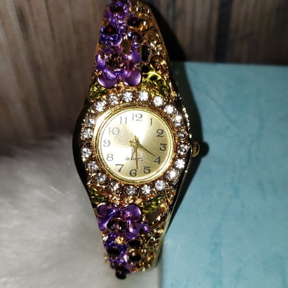 Faux Fashion Beatiful Watch - Picture 2 of 5